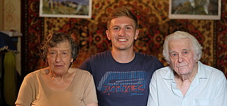 німецький волонтер відвидує жінку та чоловіка похилого віку постраждалих від тоталітарних режимів